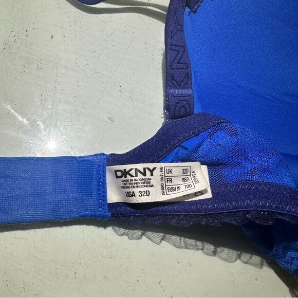 3 Beautiful Bras, 2 Victoria Secret, 1 NWT 32D and 32C , and 1 1DKNY 32D - Picture 3 of 11